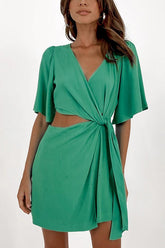 Minikleid mit überkreuzten Cut-Outs und Bindeband vorne